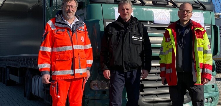 Eine LKW-Ladung an Hilfsgütern der Johanniter für Geflüchtete aus der Ukraine steht bereit