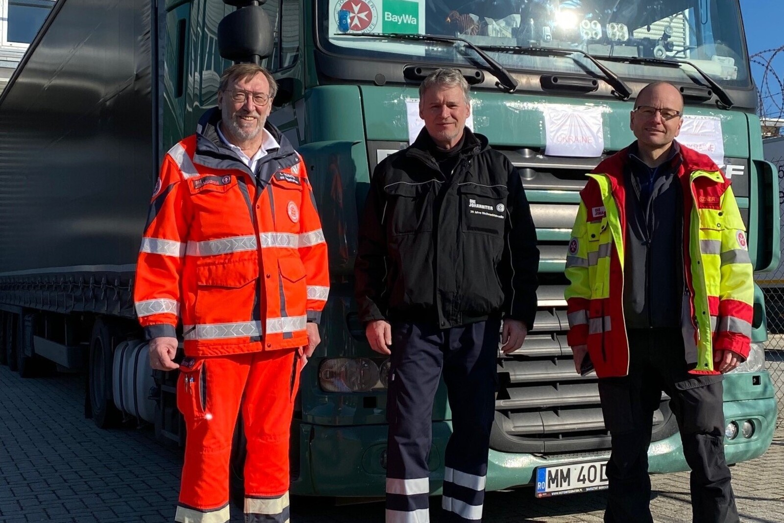 Eine LKW-Ladung an Hilfsgütern der Johanniter für Geflüchtete aus der Ukraine steht bereit