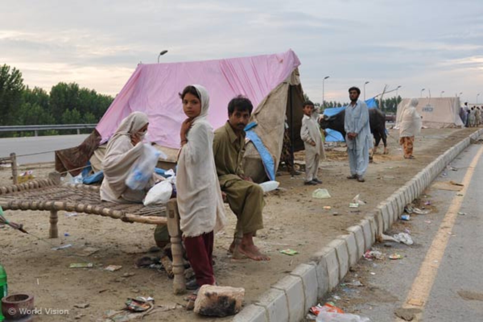 camp-auf-der-strasse Flut Pakistan: Menschen campieren auf dem Mittelstreifen einer Straße