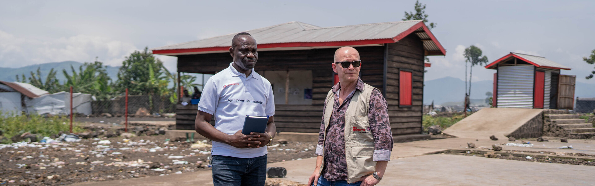 Florian Meyer, Sicherheitsreferent der Berliner Geschäftsstelle der Johanniter, mit einem Helfer in einem Camp in Goma