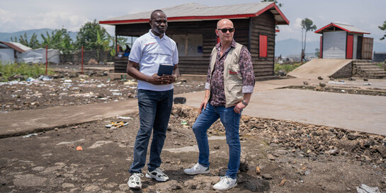 Florian Meyer, Sicherheitsreferent der Berliner Geschäftsstelle der Johanniter, mit einem Helfer in einem Camp in Goma
