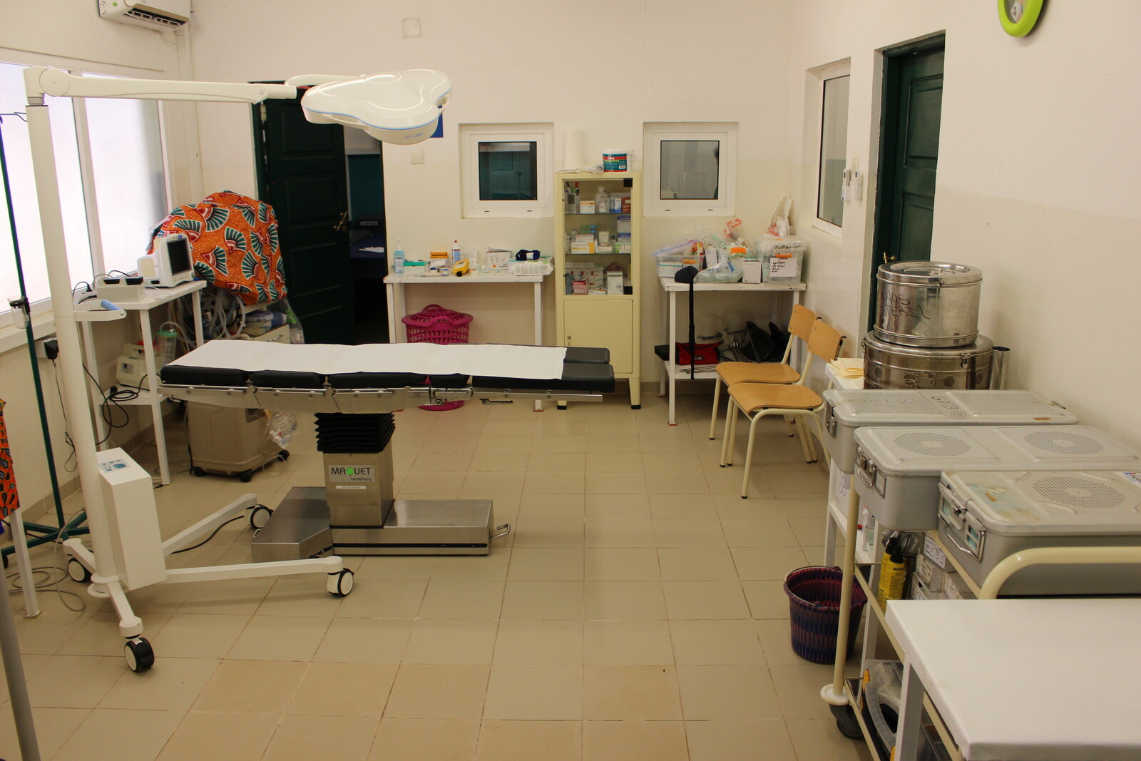 Operationssaal des Kinderkrankenhauses in Guinea-Bissau
