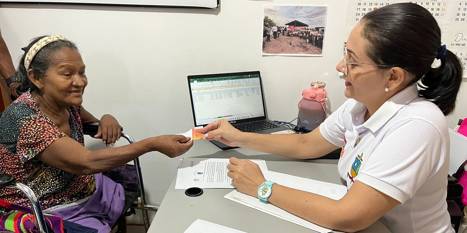 Nach Kolumbien geflüchtete ältere Menschen und arme Einheimische aus den Aufnahmegemeinden erhalten unter anderem Lebensmittelgutscheine Nach Kolumbien geflüchtete ältere Menschen und arme Einheimische aus den Aufnahmegemeinden erhalten unter anderem Lebensmittelgutscheine