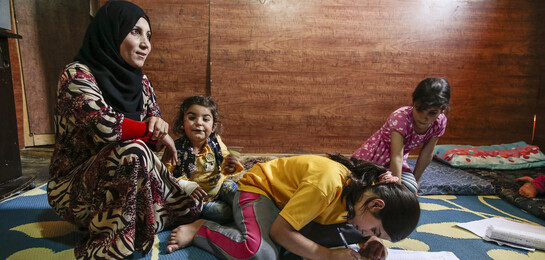 Im Libanon malt ein Kind in einer Flüchtlingsunterkunft ein Bild.