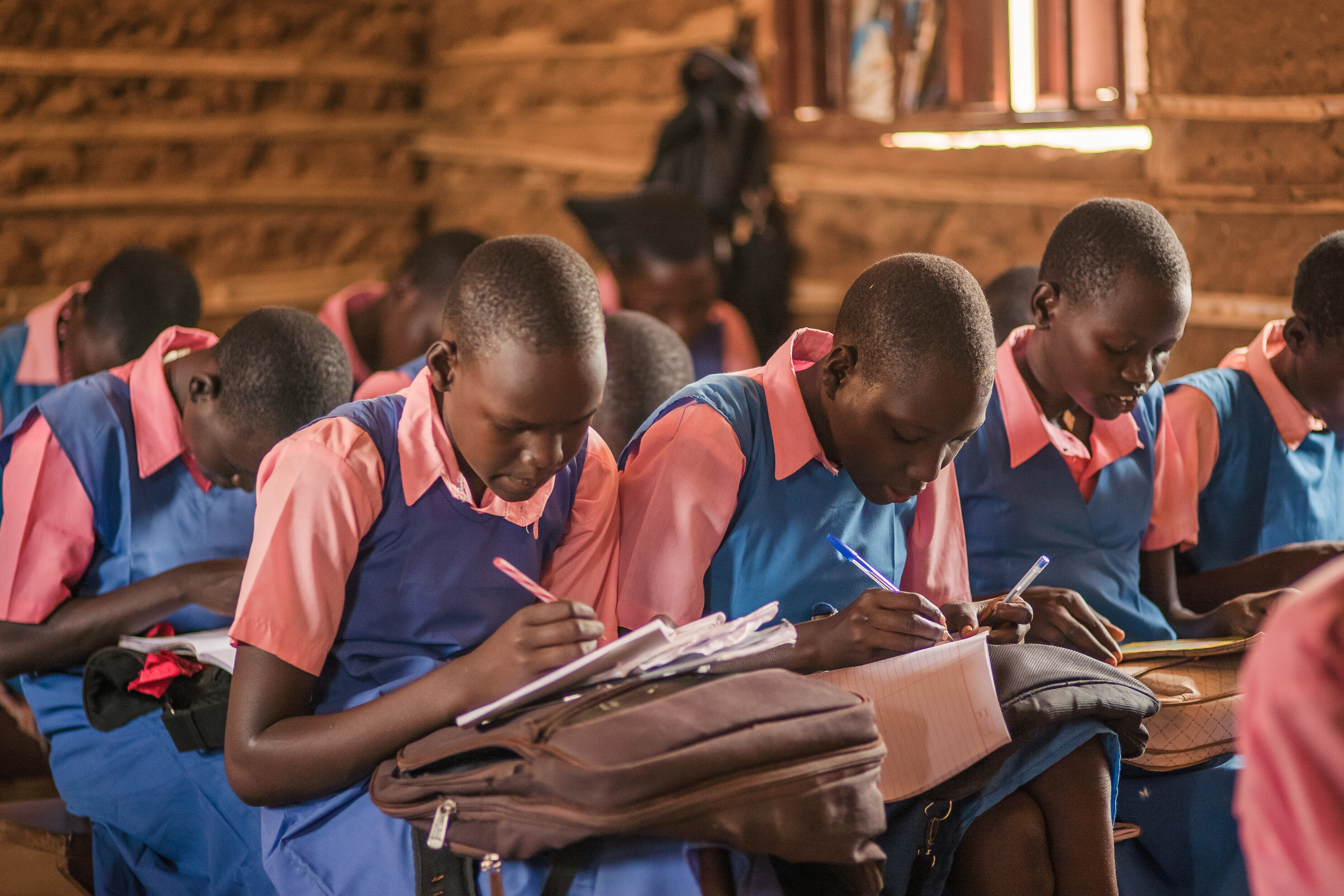 Mädchen besuchen eine Schule im Südsudan Mädchen besuchen eine Schule im Südsudan