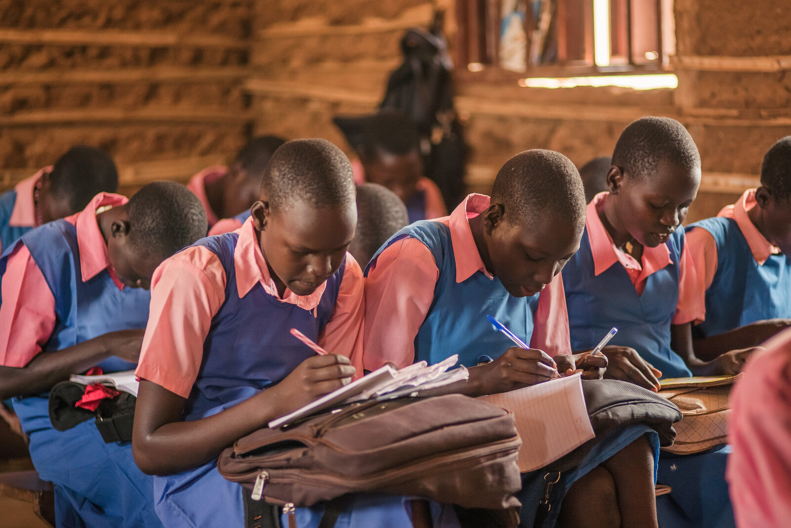 Mädchen besuchen eine Schule im Südsudan