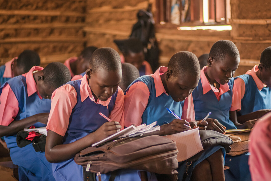 Mädchen besuchen eine Schule im Südsudan Mädchen besuchen eine Schule im Südsudan