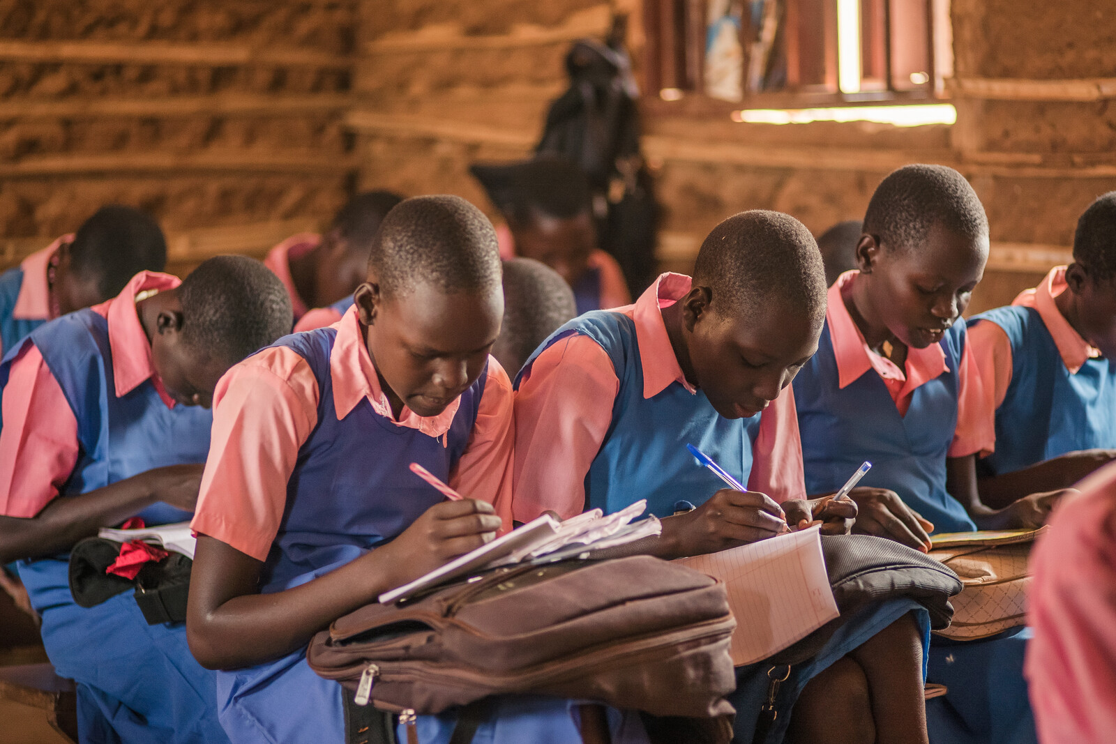 Mädchen besuchen eine Schule im Südsudan