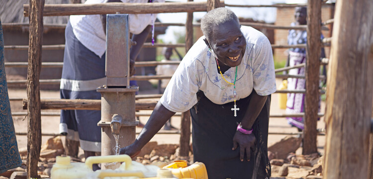 Ältere Frau in Uganda bei einem Hilfsprojekt von HelpAge 