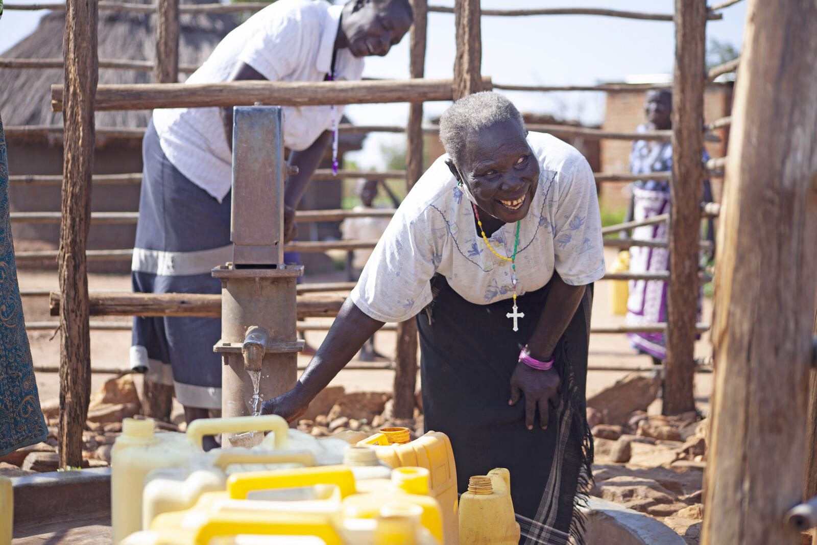 Ältere Frau in Uganda bei einem Hilfsprojekt von HelpAge 