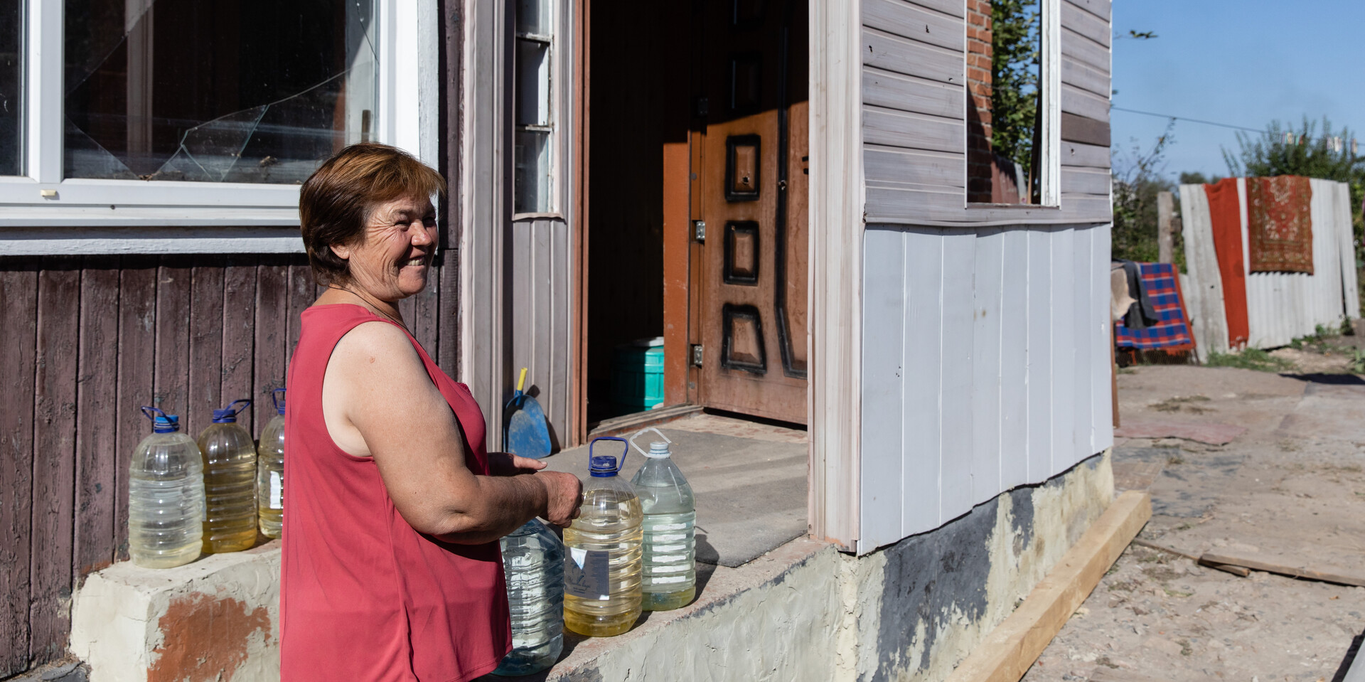 Lidiia steht vor ihrem Haus in der Ukraine