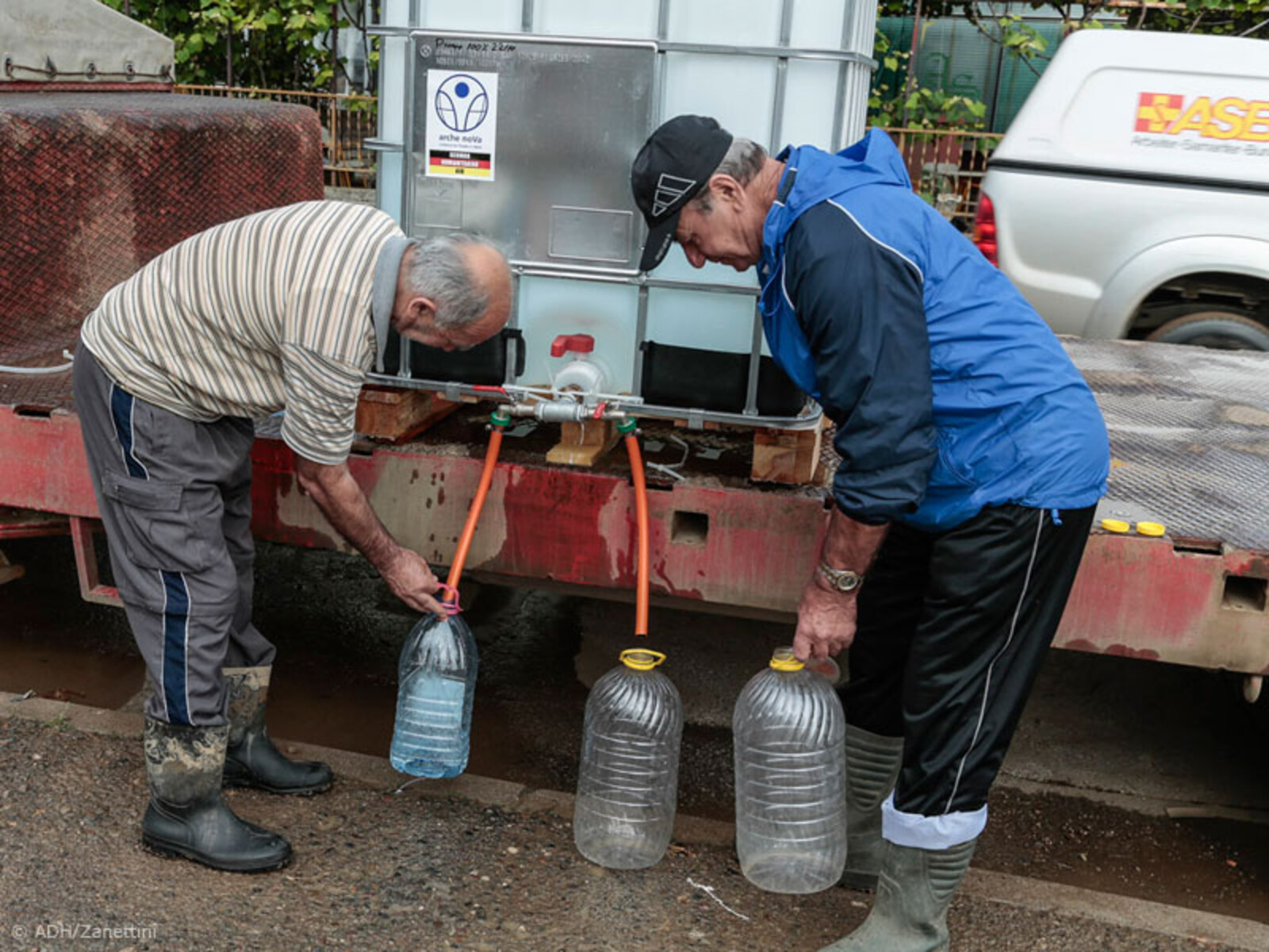 arche noVa setzt Wasserpumpen, Generatoren und Trinkwassertanks in den überschwemmten Gebieten Bosniens ein.