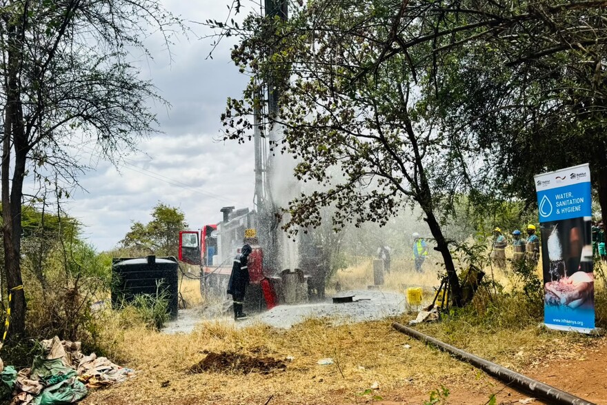 Ein Bohrloch in einem afrikanischen Land, aus dem Wasser geschossen kommt