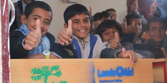 Kinder im Jemen freuen sich über eine neue Schule