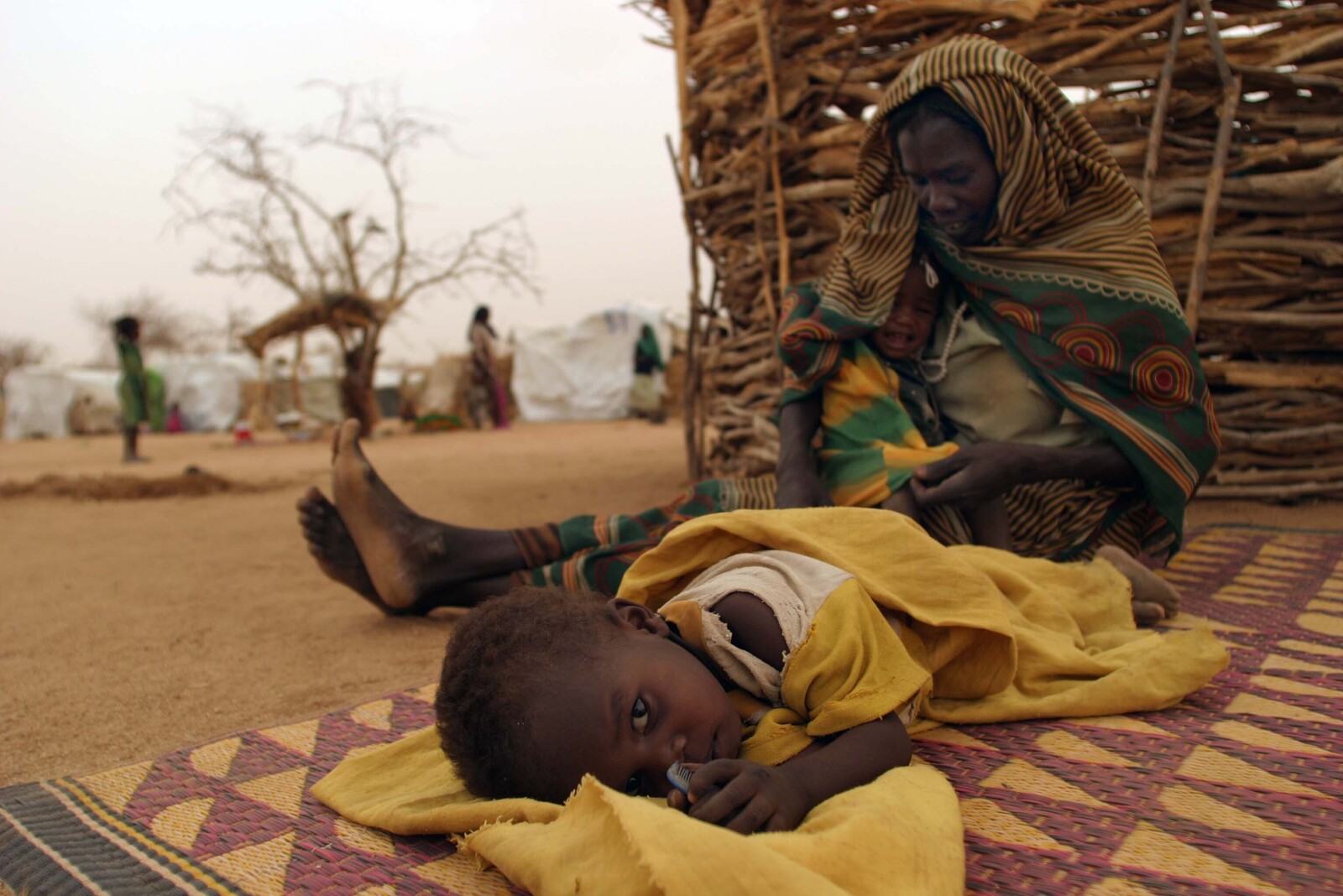 Nach einer Dürre herrscht große Not in der Sahelzone. Viele Familien können ihre Kinder nicht mehr ernähren.