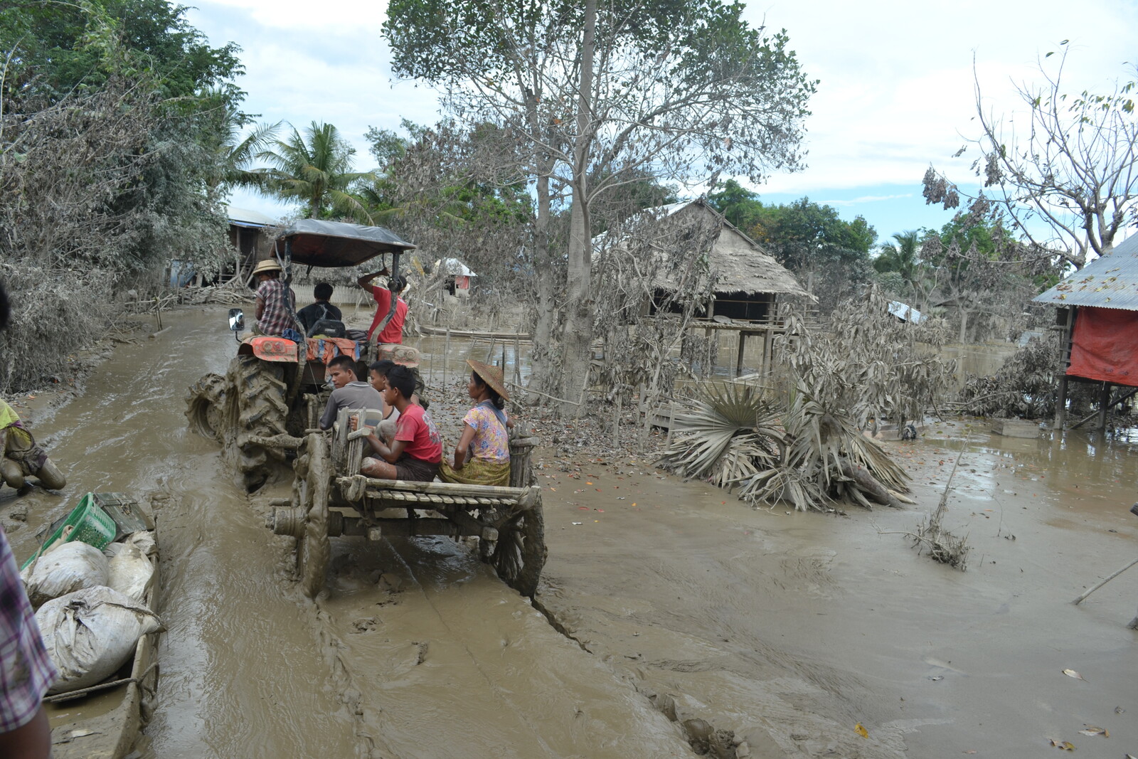 Wochenlanger Monsunregen hat die Straßen eines Dorfes in Myanmar in Schlamm verwandelt