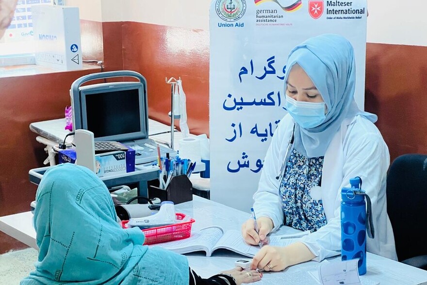 Eine Ärztin untersucht eine Frau in Afghanistan