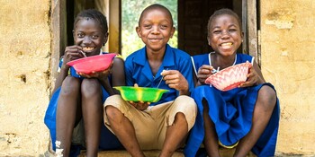  Kinder mit einer Schüssel mit Essen in Sierra Leone