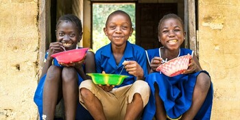  Kinder mit einer Schüssel mit Essen in Sierra Leone