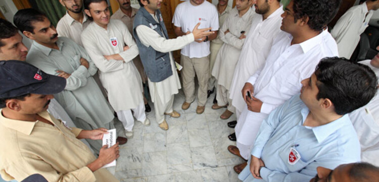 Flut Pakistan: Helfer der Malteser in einer Besprechung Flut Pakistan: Helfer der Malteser in einer Besprechung