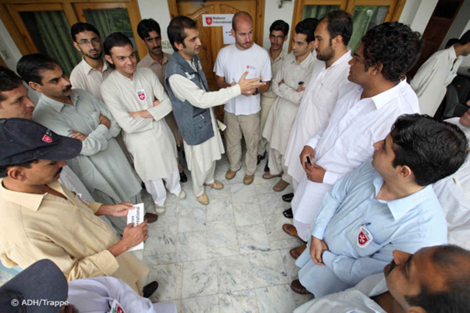 010pakistan-trappe-besprechung Flut Pakistan: Helfer der Malteser in einer Besprechung