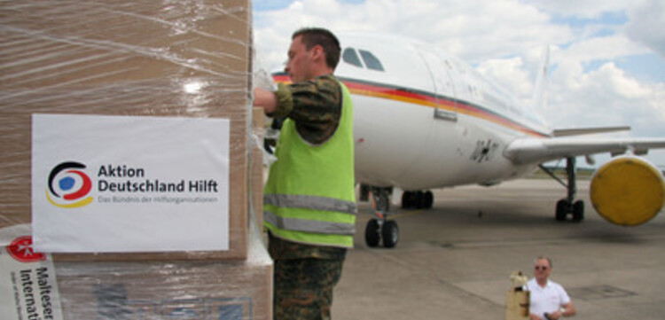 Zyklon in Birma: ADH Hilfsgüter werden zum Abtransport nach Birma verladen