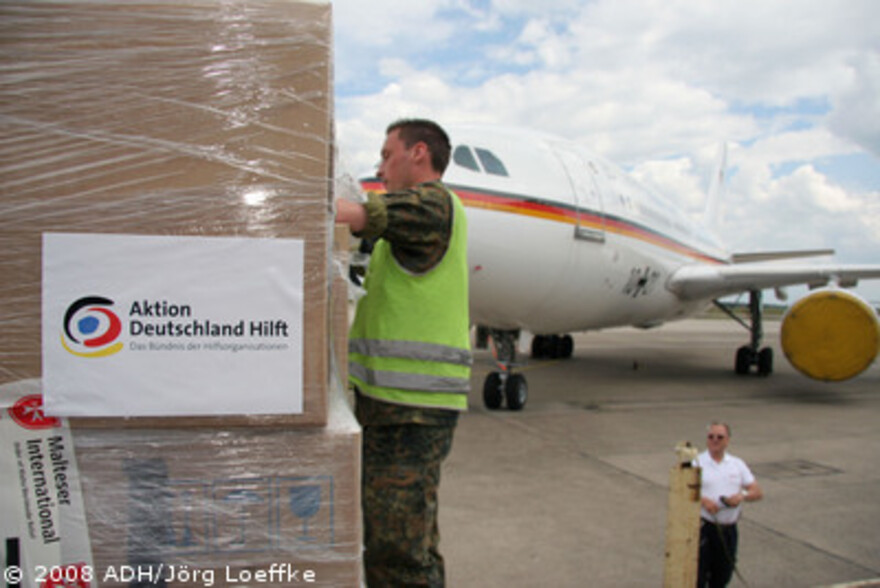 Zyklon in Birma: ADH Hilfsgüter werden zum Abtransport nach Birma verladen