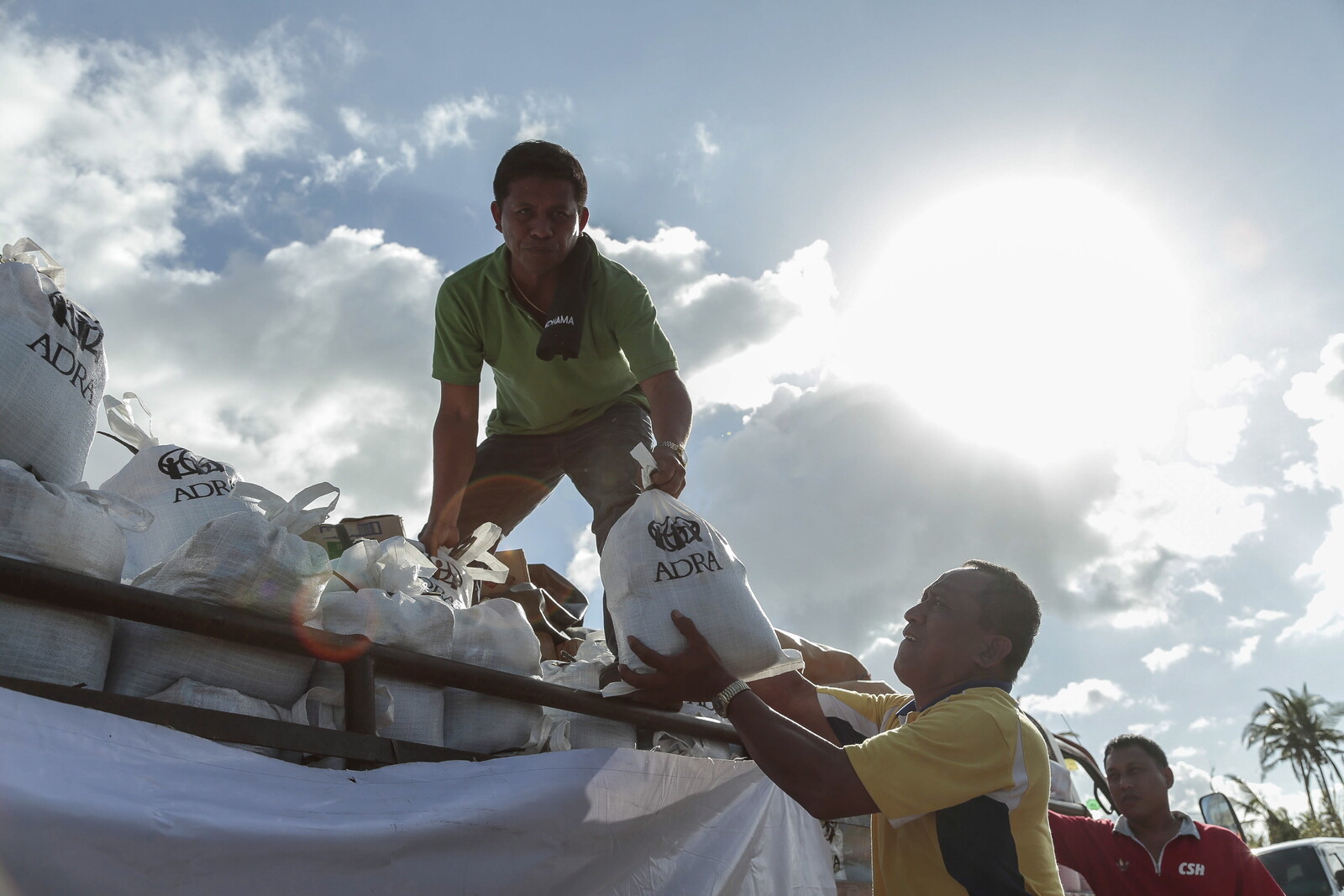 Helfer beim Einsatz nach Taifun Haiyan auf den Philippinen in Asien