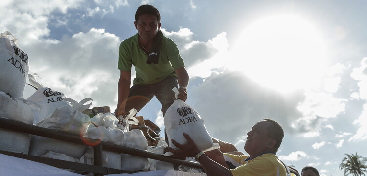 Helfer beim Einsatz nach Taifun Haiyan auf den Philippinen in Asien Helfer beim Einsatz nach Taifun Haiyan auf den Philippinen in Asien