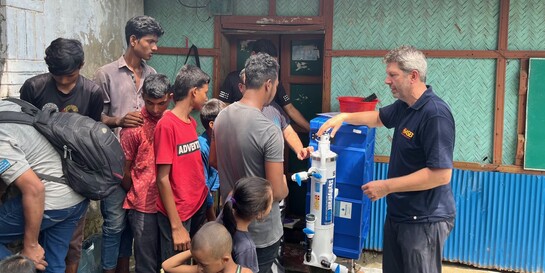 Axel Schmidt vom ASB in einer Flüchtlingsunterkunft in Bangladesch