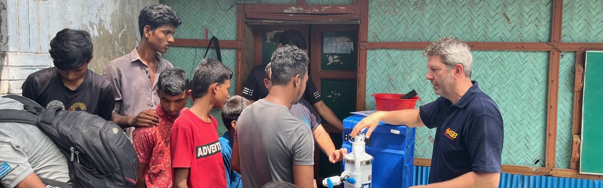 Axel Schmidt (ASB) in einem Flüchtlingscamp in Bangladesch