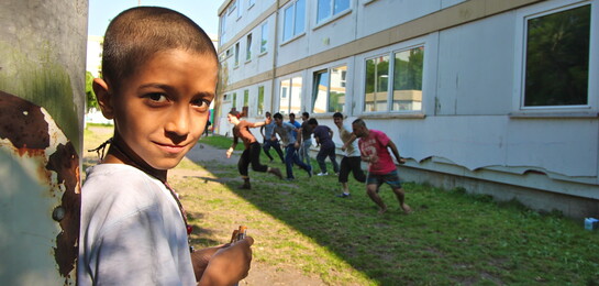 Ein Flüchtlingskind steht in einer Schule in Deutschland.