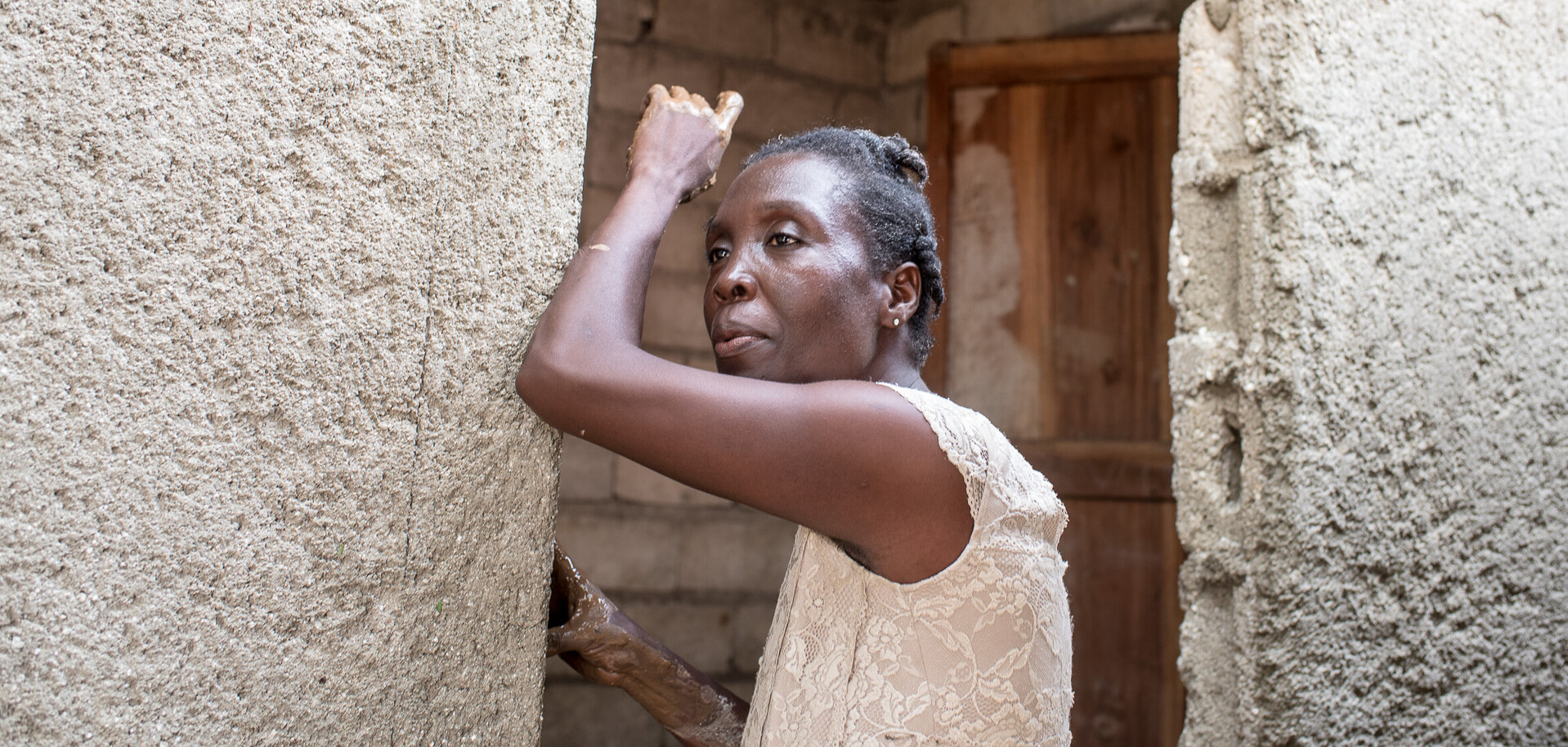 Eine Frau in Haiti vor ihrem zerstörten Haus - schon vor dem Hurrikan Matthew lebten die Menschen auf der Karibikinsel in extremer Armut Eine Frau in Haiti vor ihrem zerstörten Haus - schon vor dem Hurrikan Matthew lebten die Menschen auf der Karibikinsel in extremer Armut
