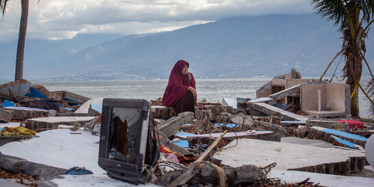 Eine Frau auf Sulawesi: Vor einem Jahr erschütterte ein Erdbeben, gefolgt von einem Tsunami, die indonesische Insel. 
