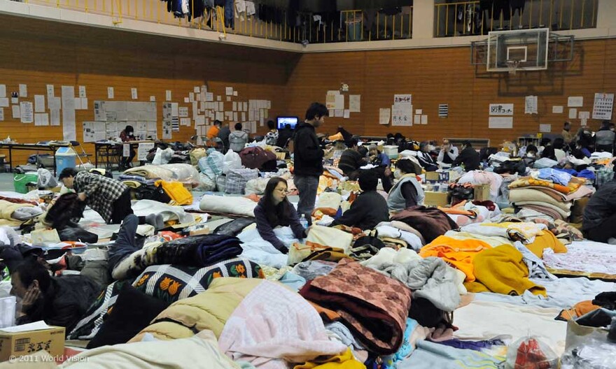 005-leben-auf-engstem-raum Die Mitarbeiter von World Vision sind am Ziel angekommen. In der Turnhalle leben die Menschen auf engstem Raum.