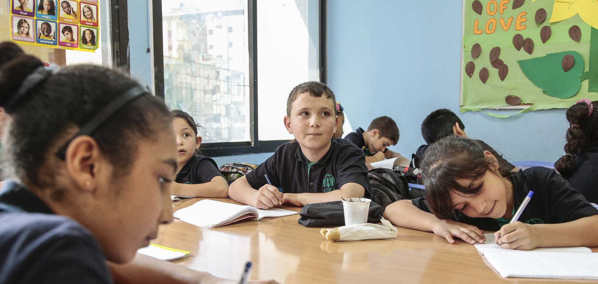 Kinder lernen in einer Schule im Flüchtlingscamp im Libanon Kinder lernen in einer Schule im Flüchtlingscamp im Libanon