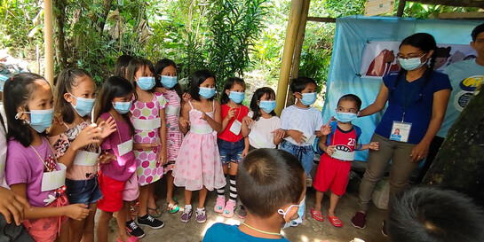 Ein Hilfsprojekt für Kinder auf den Philippinen, nachdem dort Taifun Goni wütete