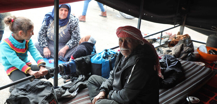 Eine Familie in Syrien, nach dem Erdbeben im Februar 2023 Eine Familie in Syrien, nach dem Erdbeben im Februar 2023