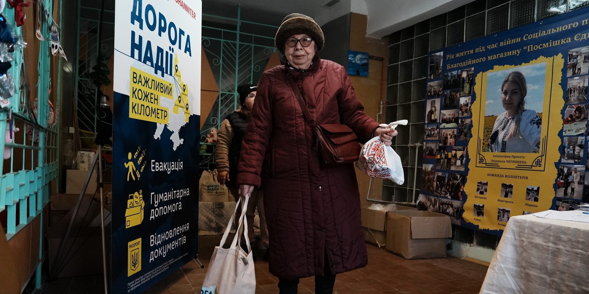 Eine Frau erhält in der Ukraine Hilfe von den Johannitern