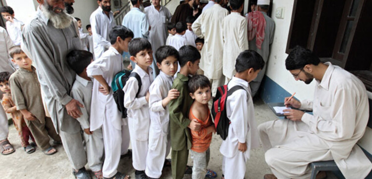 Flut Pakistan: Patienten stehen Schlange Flut Pakistan: Patienten stehen Schlange