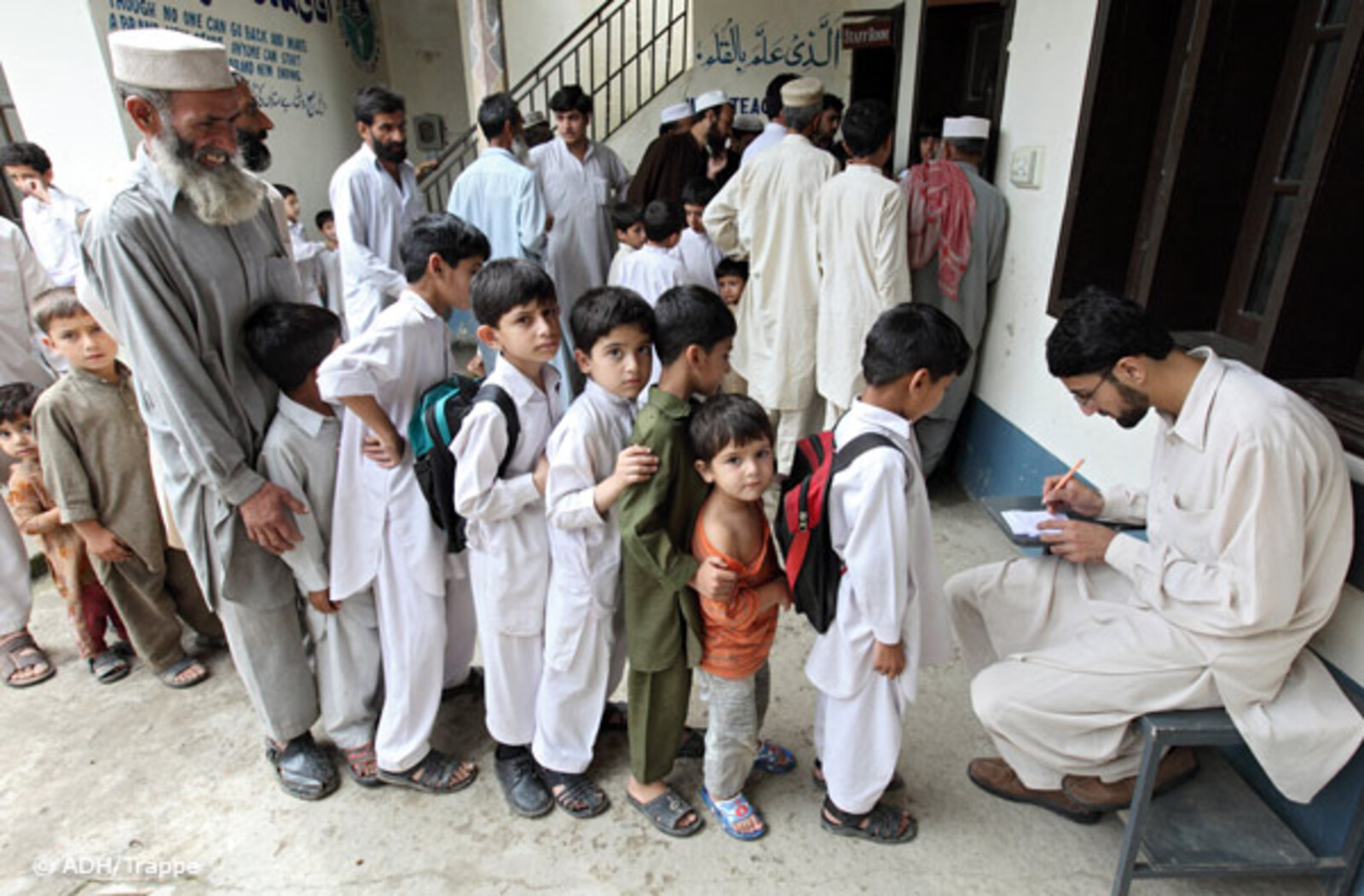 014pakistan-trappe-anstehen Flut Pakistan: Patienten stehen Schlange
