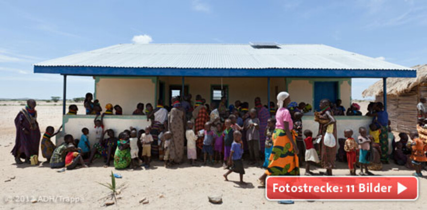 Mütter mit ihren Kleinkindern vor der Gesundheitsstation von Kapua