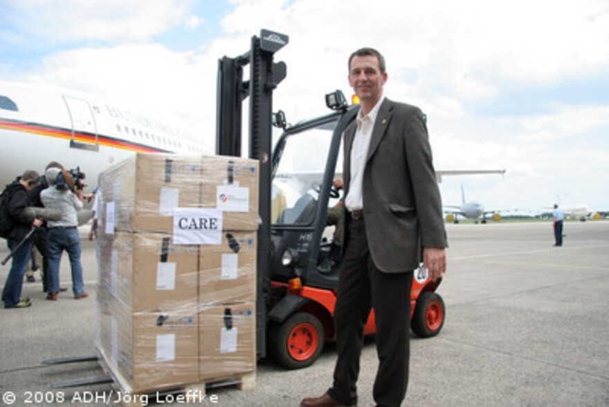 Zyklon in Birma: ADH Hilfsgüter werden zum Abtransport nach Birma verladen, vorne Dr. Wolfgang Jamann CARE
