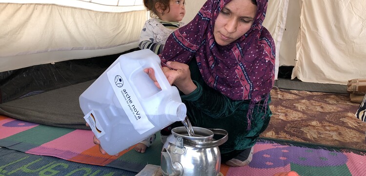 Eine Frau in einem irakischen Flüchtlingscamp hat sauberes Wasser erhalten und kocht damit Tee. Eine Frau in einem irakischen Flüchtlingscamp hat sauberes Wasser erhalten und kocht damit Tee.