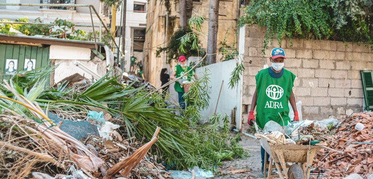Helfer im Einsatz nach der Explosionskatastrophe in Beirut, Libanon Helfer im Einsatz nach der Explosionskatastrophe in Beirut, Libanon