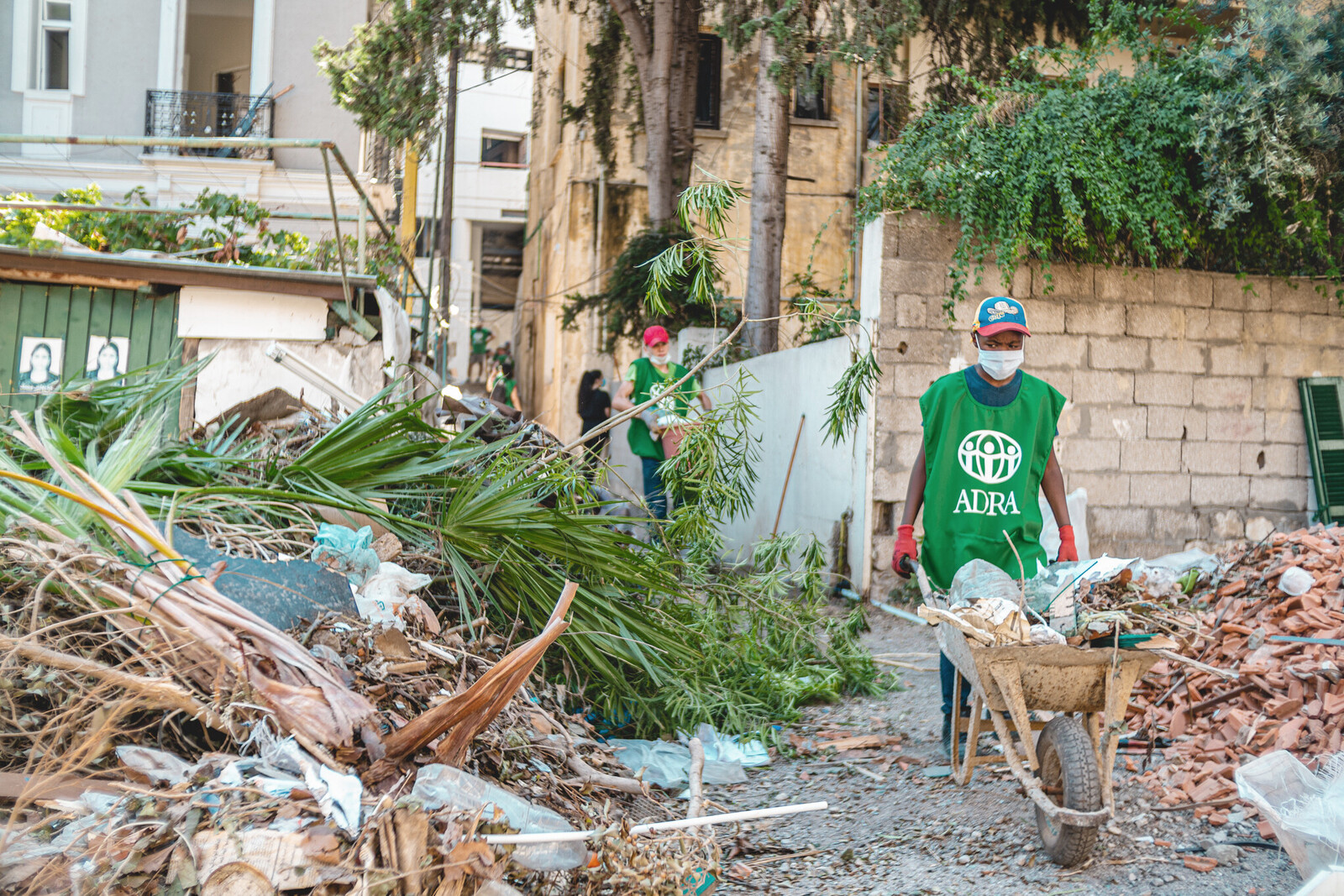 Helfer im Einsatz nach der Explosionskatastrophe in Beirut, Libanon 