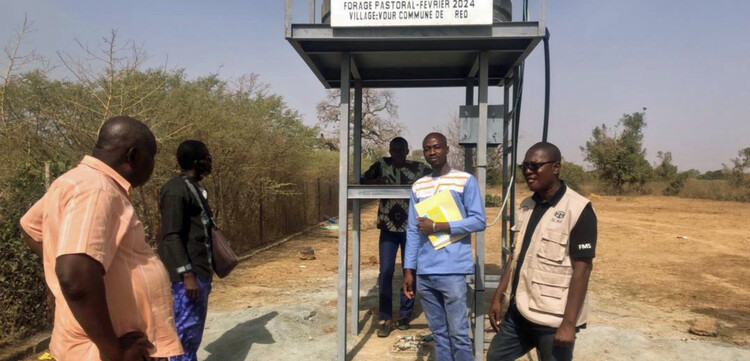 Fünf Männer stehen vor einer neu gebauten Brunnenanlage in Burkina Faso Fünf Männer stehen vor einer neu gebauten Brunnenanlage in Burkina Faso