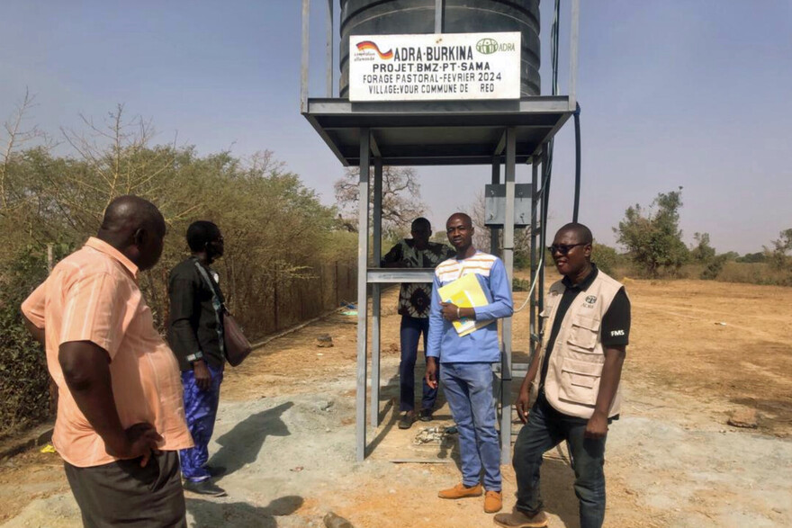 Fünf Männer stehen vor einer neu gebauten Brunnenanlage in Burkina Faso Fünf Männer stehen vor einer neu gebauten Brunnenanlage in Burkina Faso