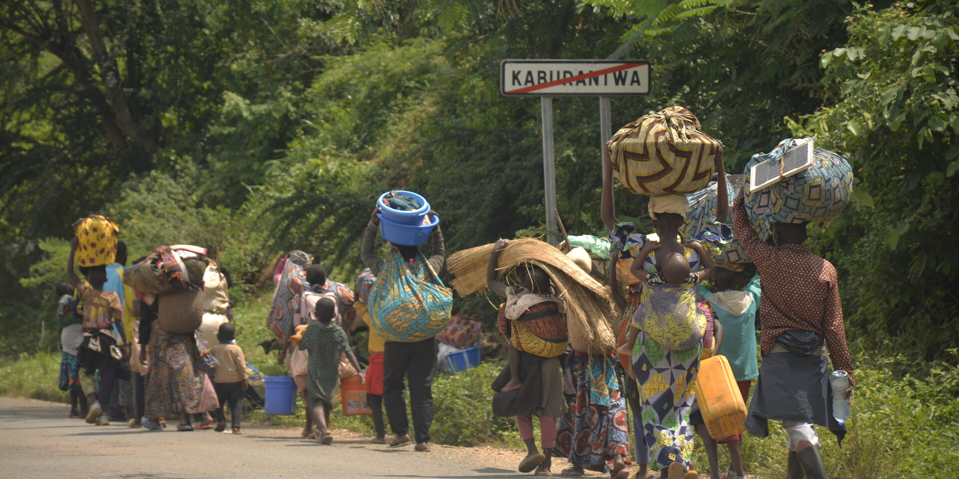 Eine Menschengruppe in der Demokratischen Republik Kongo auf der Flucht