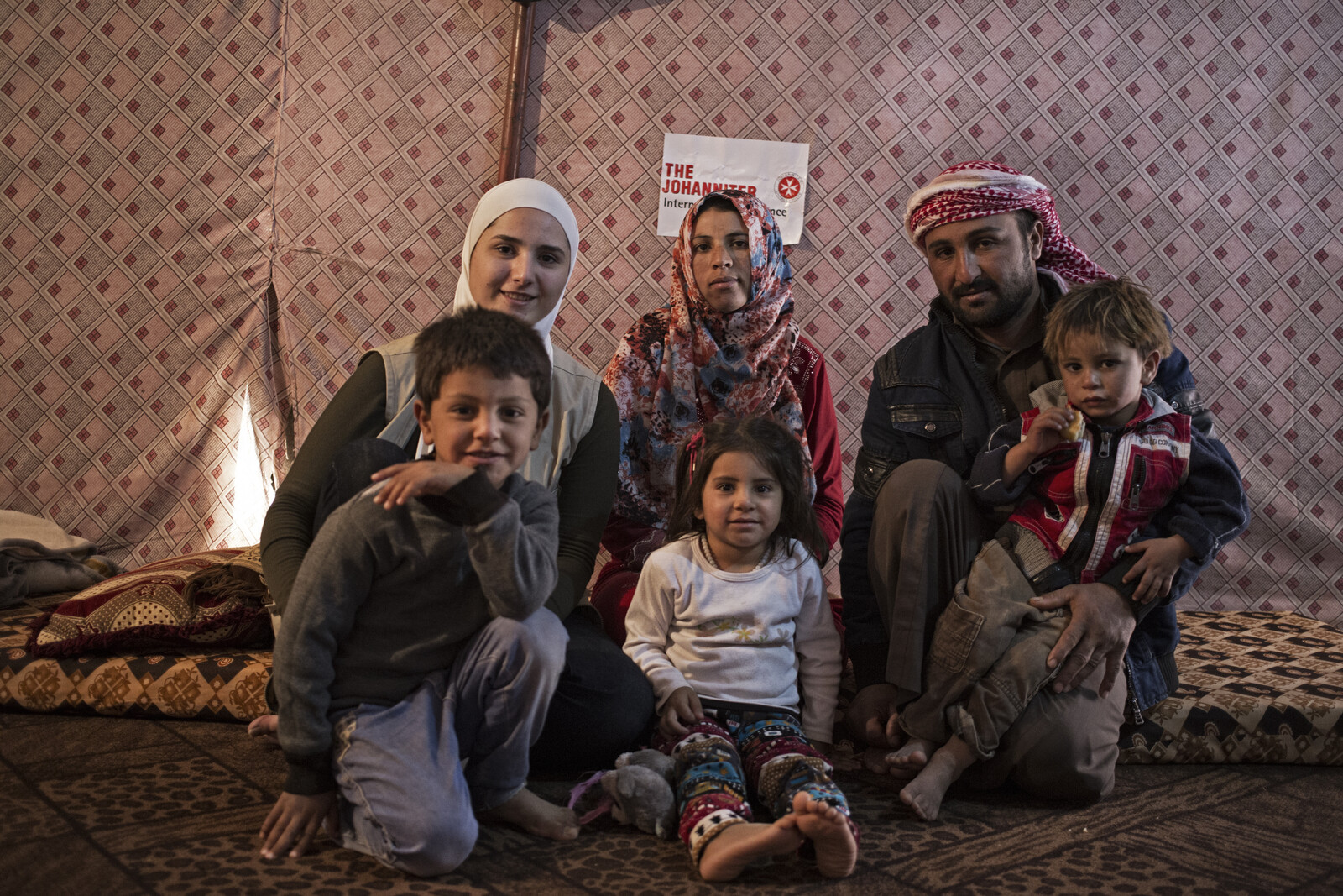 Eine Familie sitzt in einem der winterfesten Zelte, die die Hilfsorganisationen des Bündnisses in den vielen Flüchtlingslagern und auf den Fluchtrouten errichten.